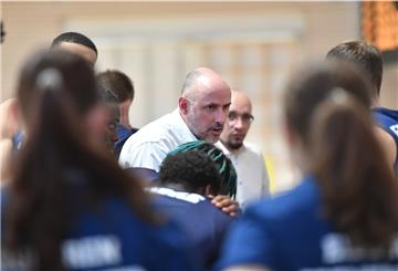 Eisbären-Trainer Michael Mai kann nach der Niederlage in Kirchheim wohl die Zweitliga-Meisterschaft abschreiben.