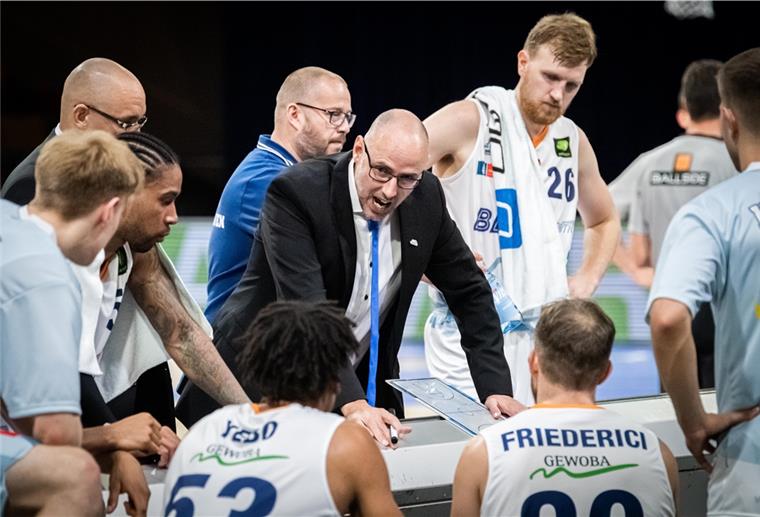 Eisbären-Trainer Michael Mai war unzufrieden mit der Leistung seiner Mannschaft, die die erste Heimniederlage kassierte.