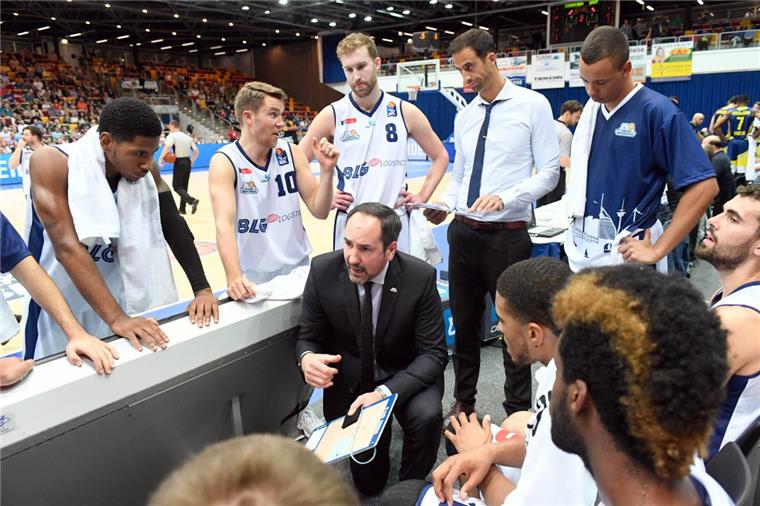 Eisbären-Trainer Sebastian Machowski sah ein starkes Spiel seiner Mannschaft gegen den deutschen Meister Bamberg. Foto Scheer
