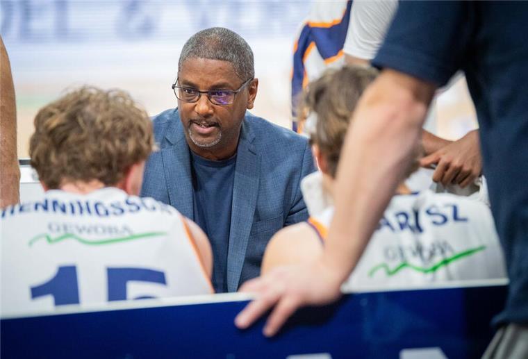 Eisbären-Trainer Steven Key hat einiges mit seiner Mannschaft zu besprechen. Nach der Auftaktniederlage gegen Koblenz verlor seine Mannschaft auch in Kirchheim.