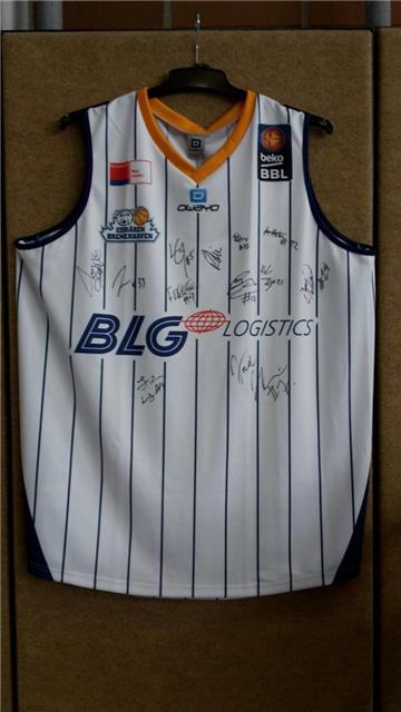 Eisbären-Trikot für Emil: Eine Versteigerung soll Spendengeld bringen. Foto privat