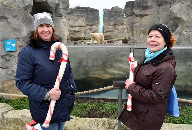 Eisbärin Valeska wird von den Damen Birgit Born (li.) und Ilse Baudy im Zoo am Meer besucht. 