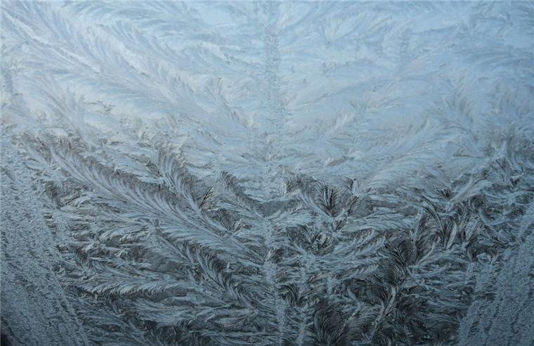 Dauerfrost in Bremerhaven und dem Cuxland: Es wird noch kälter Eisblumen werden auch in den kommenden Tagen an Fenstern in Bremerhaven und dem Landkreis Cuxhaven zu beobachten sein, denn das eisige Winterwetter setzt sich in den kommenden Tagen fort.