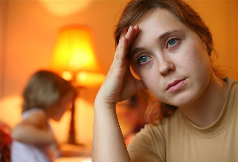 Ausgewogene Ernährung hilft meist gegen Eisenmangel Frau fasst sich an den Kopf