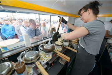 Eisfest auf der Seebäderkaje in Bremerhaven. Annika Muck bereitet Waffeln vor. 