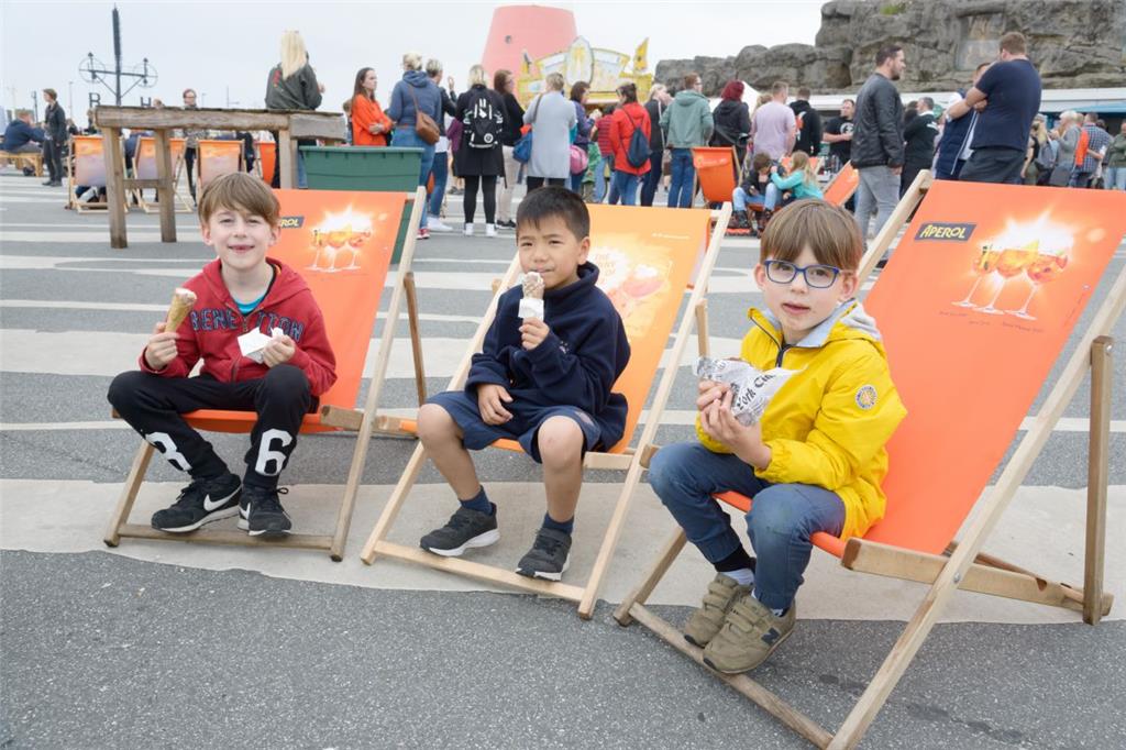 Eisfest auf der Seebäderkaje. Von links: Laurens, Hung und Julius schmeckt&apos;...