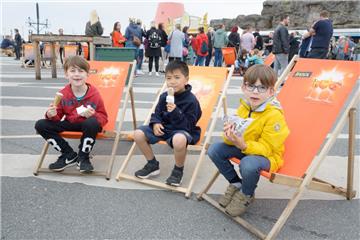 Eisfest auf der Seebäderkaje. Von links: Laurens, Hung und Julius schmeckt&apos;...