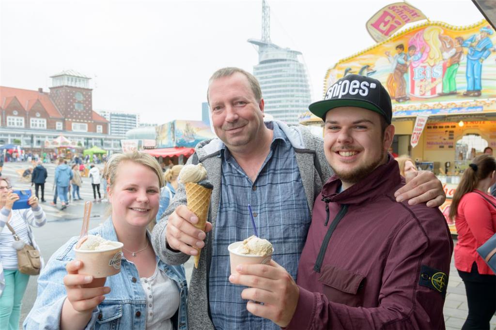 Eisfest auf der Seebäderkaje. Von links: Melanie Schäfer, Stefan Schäfer und Mor...