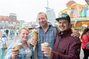 Eisfest auf der Seebäderkaje. Von links: Melanie Schäfer, Stefan Schäfer und Mor...