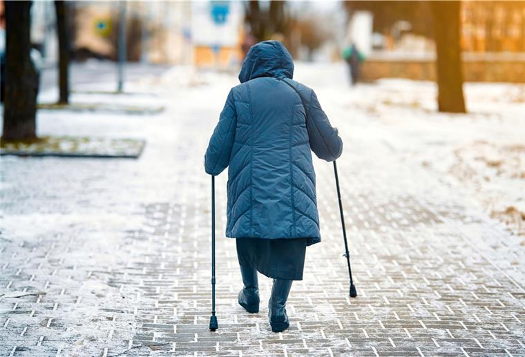 Hohe Fall-Zahlen im Winter: So beugt ihr Stürzen vor Eisglätte auf Gehwegen ist eine der häufigsten Sturz-Ursachen.
