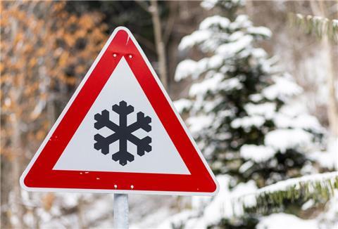 Straßenschild warnt vor "Schnee- oder Eisglätte"