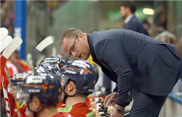 Eishockey 40. Spieltag: Düsseldorfer EG - Kölner Haie am 22.01.2017 in dem ISS-Dome in Düsseldorf (Nordrhein-Westfalen). Düsseldorfs Trainer Christof Kreutzer spricht zu seiner Mannschaft. Foto: Ina Fassbender/dpa +++(c) dpa - Bildfunk+++ | Verwendung weltweit
