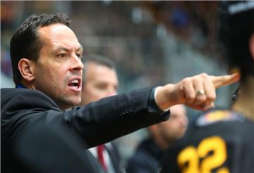 Eishockey-Bundestrainer Marco Sturm kann beim Deutschland Cup in Augsburg in strittigen Szenen erstmals eine Coaches Challenge nutzen, um etwaige spielentscheidende Szenen noch einmal überprüfen zu lassen.