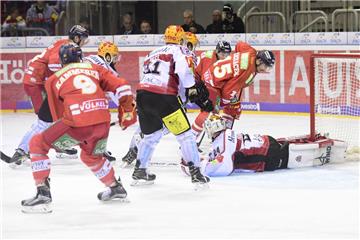 Eishockey DEL 18. Spieltag: Düsseldorfer EG vs Fischtown Pinguins am 29.10.2017 im ISS Dome in Düsseldorf

Bremerhavens Torhueter Jaroslav Huebl (Nr.24) rettet vor Duesseldorfs Spencer Machacek (Nr.15)
Foto: osnapix