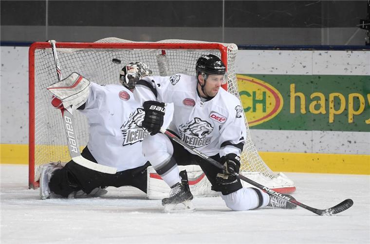 Die Lage der Liga: Nürnberg löst München an der Spitze ab Eishockey: DEL, EHC München - Nürnberg Ice Tigers, Hauptrunde, 38. Spieltag am 15.01.2017 im Olympia-Eissportzentrum, München (Bayern). Der Torhüter von Nürnberg Andreas Jenike (l) und Brett Festerling von Nürnberg können den Schuss von Jason Jaffray (nicht im Bild) von München zum 1:1 nicht halten. Foto: Tobias Hase/dpa +++(c) dpa - Bildfunk+++ | Verwendung weltweit