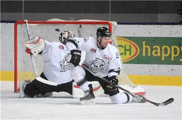 Eishockey: DEL, EHC München - Nürnberg Ice Tigers, Hauptrunde, 38. Spieltag am 15.01.2017 im Olympia-Eissportzentrum, München (Bayern). Der Torhüter von Nürnberg Andreas Jenike (l) und Brett Festerling von Nürnberg können den Schuss von Jason Jaffray (nicht im Bild) von München zum 1:1 nicht halten. Foto: Tobias Hase/dpa +++(c) dpa - Bildfunk+++ | Verwendung weltweit