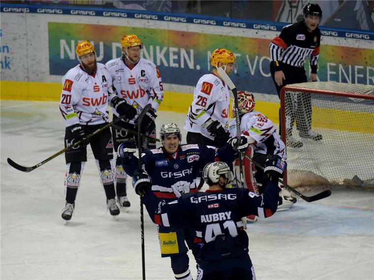 Bissige Berliner besiegen die Pinguins Eishockey: DEL, Eisbären Berlin - Pinguins Bremerhaven, Hauptrunde, 48. Spieltag am 17.02.2017 in der Mercedes-Benz Arena in Berlin. Berlins Torschütze Louis-Marc Aubry (vorne) jubelt mit seinem Teamkollegen nach dem Tor zu 1:0. Foto: Monika Skolimowska/dpa +++(c) dpa - Bildfunk+++