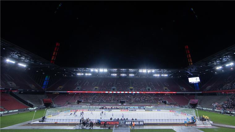 Eishockey im Kölner Fußballstadion.