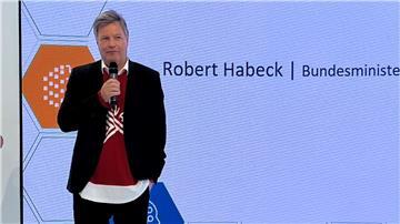 Eishockey-Shirt unterm Sakko: Robert Habeck trägt beim Messebesuch das Trikot Kanadas.