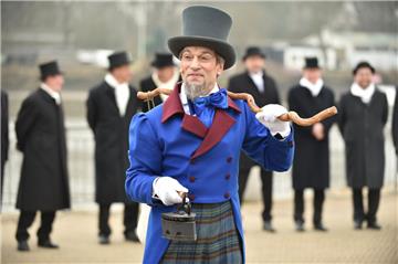 Eisfreie Eiswette trotz Minustemperaturen: Eiswettschneider Peter Lüchinger mit seinem Bügeleisen bei der traditionellen Eiswette.