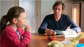 Ekki Talkötter (Oliver Korittke) hat eine Idee, wie er ohne Hannas (Charlotte Schliewe) Wissen den Vaterschaftstest durchführen kann: anhand des Speichels am Lutscher.