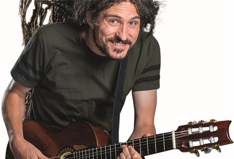 El Mago Masin ist seit einigen Jahren auf den Bühnen zwischen Spitzbergen und Bibione unterwegs. Dabei verknüpft er kunterbunt virtuoses Gitarrenspiel mit wahnwitzigen Liedern, Anarcho-Komik und tiefgründigem Nonsens.