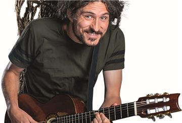 El Mago Masin ist seit einigen Jahren auf den Bühnen zwischen Spitzbergen und Bibione unterwegs. Dabei verknüpft er kunterbunt virtuoses Gitarrenspiel mit wahnwitzigen Liedern, Anarcho-Komik und tiefgründigem Nonsens.