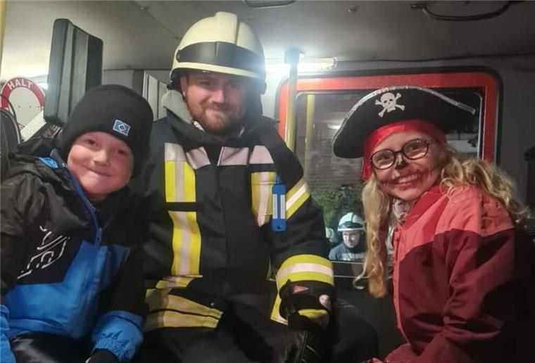 Ele (6) und Romy (9) waren mit ihren Freunden Noah (9) und Jonas (7) Süßigkeiten sammeln und entdeckten die alte Dame auf dem Fußboden.