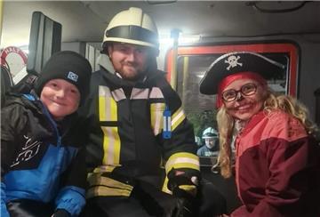 Ele (6) und Romy (9) waren mit ihren Freunden Noah (9) und Jonas (7) Süßigkeiten sammeln und entdeckten die alte Dame auf dem Fußboden.