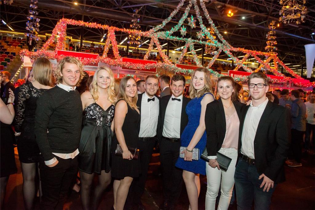 Elegant und voller guter Laune: (von links) Justin, Julia, Sinja, Mika, Kenan, E...