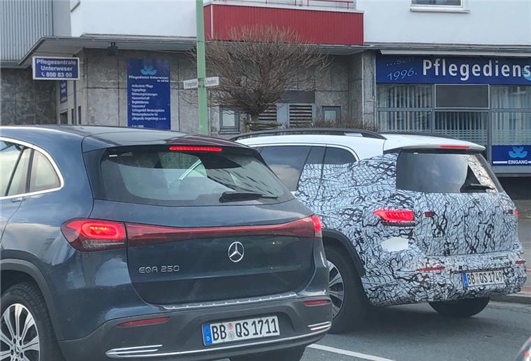 Elektrisch unterwegs: EQA und der getarnte EQB auf der Lloydstraße.
