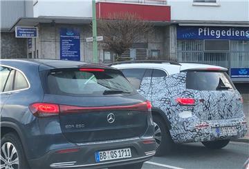 Elektrisch unterwegs: EQA und der getarnte EQB auf der Lloydstraße.