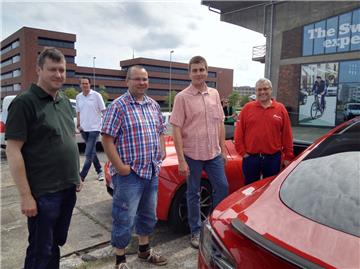 Elektro-Autos wecken das Interesse von Passanten. Werner von Rotz (rechts) kennt...