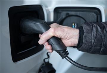 Ein Teilnehmer einer Projektstudie der Netze BW lädt in seiner Garage ein E-Auto