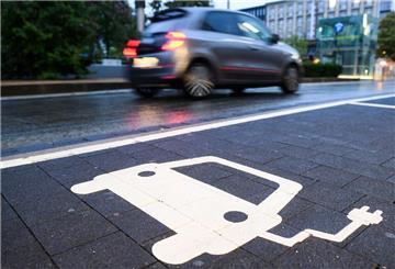 in Symbol markiert einen Parkplatz an einer Ladesäule für Elektroautos.