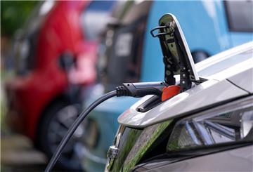 Ein E-Auto der Marke Nissan wird an einer Ladesäule vom dem Sitz des Kommunalen Immobilien Services (KIS) geladen.