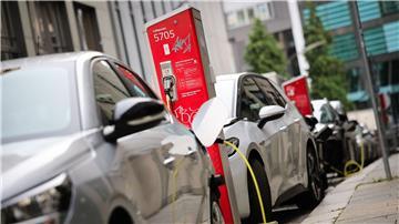 Elektrofahrzeuge werden an einer Ladesäule in der Innenstadt geladen.