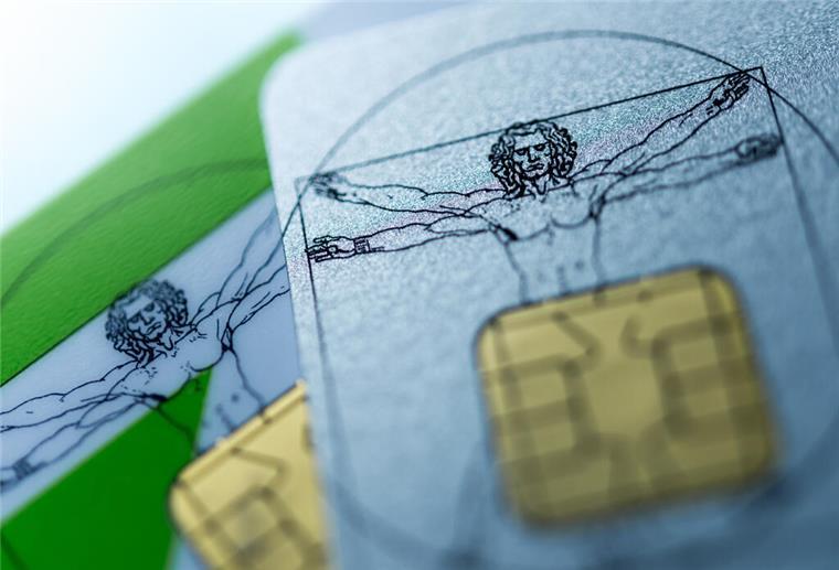 Digitalisierung im Gesundheitswesen: Die elektronische Patientenakte kommt In der E-Health-Showpraxis der Kassenärztlichen Vereinigung Berlin wird eine Gesundheitskarte in ein Lesegerät gesteckt (Gestellte Szene). Die mit der Karte verknüpfte elektronische Patientenakte ist in der deutschen Bevölkerung populär. (zu dpa: «Studie: Große Zustimmung zur elektronischen Patientenakte»)