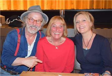Eleonore Gollenstede (Mitte) ist nun auch eine literarische Figur. Klaus-Peter Wolf hat ihr eine Rolle in "Ostfriesisches Finale" gegeben. Mit dem Autor und seiner Frau Bettina Göschl ist die Buchhändlerin schon lange bekannt.