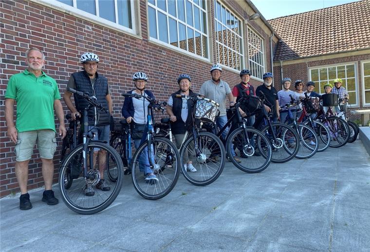 E-Bike-Gruppe beim SVN: Angebot kommt gut an Elf Mitglieder der neuen E-Bike-Gruppe beim SVN nahmen nun an einem Fahrsicherheitstraining mit Jürgen Zimmer (links) von der Verkehrswacht Wesermarsch teil.