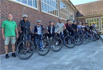 Elf Mitglieder der neuen E-Bike-Gruppe beim SVN nahmen nun an einem Fahrsicherheitstraining mit Jürgen Zimmer (links) von der Verkehrswacht Wesermarsch teil.