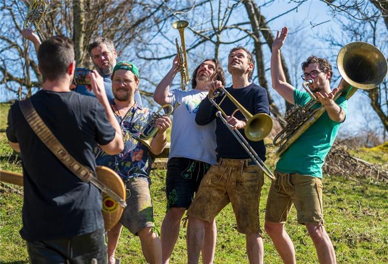 LaBrassBanda feiern die „Polka Party“ Elf Songs sind auf dem Album, bei denen sich dieses Mal unter die erfolgreiche Kombination aus bayerischer Blasmusik, Pop und Ska noch eine gute Prise Balkan-Klang mischt.