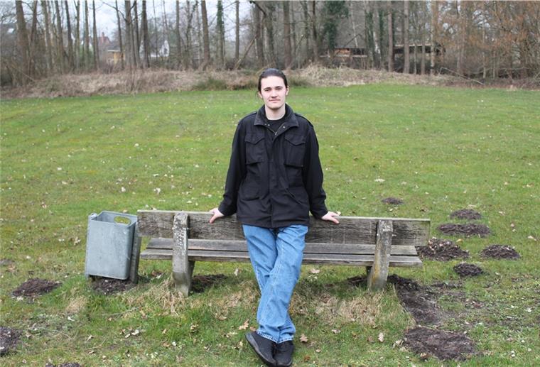 Elia Engeln (15) ist seit gut zwei Jahren Jugendortsvorsteher von Bokel und setzt sich für den Neubau eines Spielplatzes auf dieser Fläche gegenüber dem Eingang zum Waldbad ein.