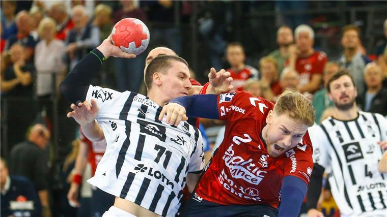 Elias Ellefsen á Skipagøtu (THW Kiel) im Zweikampf mit Simon Pytlick (SG Flensburg-Handewitt).