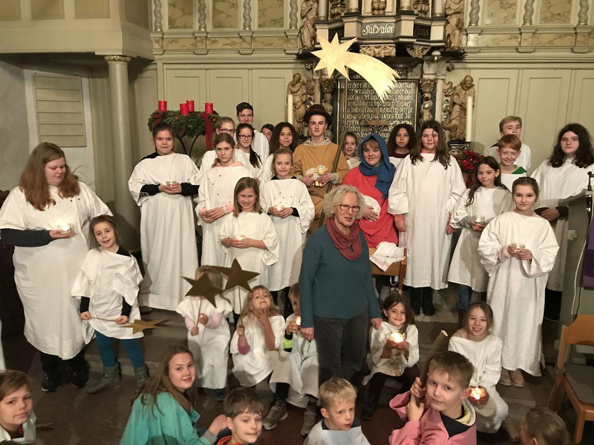Elisabeth Hintz (grüner Pulli) inmitten des diesjährigen Ensembles. Die 69-Jährige gibt an Heiligabend die Verantwortung für das Krippenspiel in Wilstedt ab. 