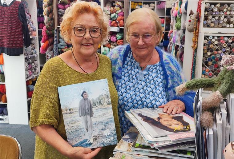 Zwei Frauen vor Regalen voller Wolle