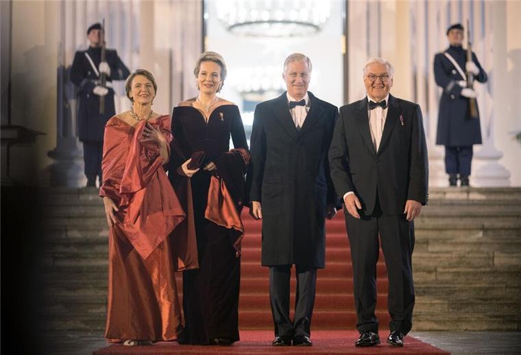 Elke Büdenbender (l-r), Königin Mathilde von Belgien, Bundespräsident Frank-Walter Steinmeier und König Philippe von Belgien vor einem Staatsbankett im Schloss Bellevue.