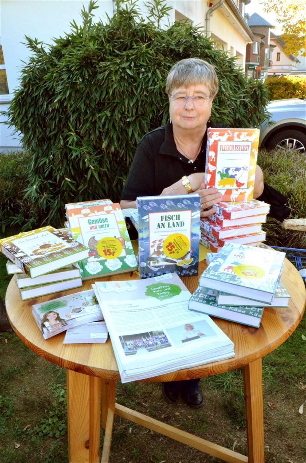 Elke Kliebisch bot die Kochbücher der Landfrauen an. Foto: Schmonsees