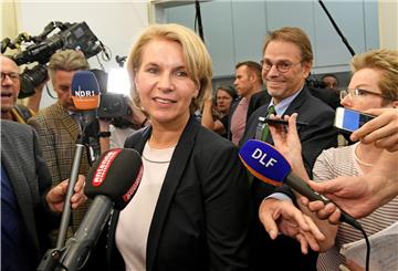 Elke Twesten im Scheinwerferlicht. Der Wechsel der Politikerin aus Scheeßel von den Grünen zur CDU brachte die rot-grüne Landesregierung in Hannover zu Fall.