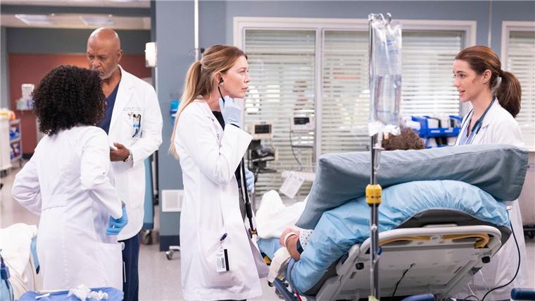 Berichte: „Grey’s Anatomy“ erhält 21. Staffel Ellen Pompeo (l) spielt in der 19. Staffel der Arztserie „Grey’s Anatomy“ Dr. Meredith Grey an der Seite von Adelaide Kane als Jules Millin in (undatierte Filmszene).
